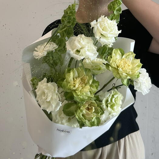 Букет в зеленых оттенках с розой Вегги, лизиантусом и гортензией 💚