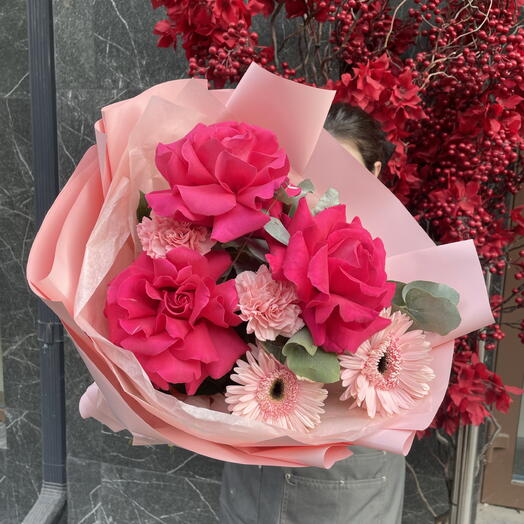Милый букет с ажурными розами и герберами💕