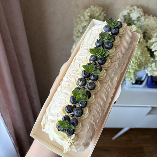 Меренговый рулет с декором из голубики