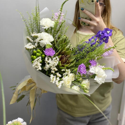 Летний авторский букет с артишоком, дельфиниумом и станицей