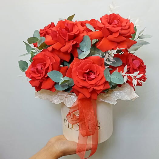 Яркая композиция в шляпной коробке для самых любимых