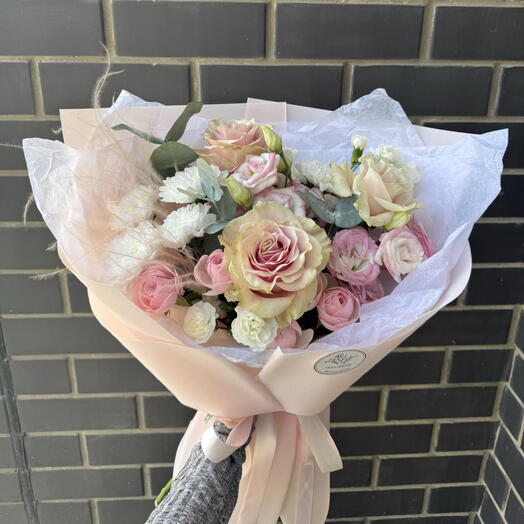 Нежный букет с розами и эустомой 🌸
