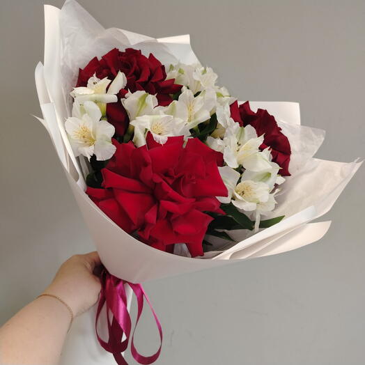 Для любимой - букет из французских красных роз и белой альстромерии🌹 бмнл бмнф