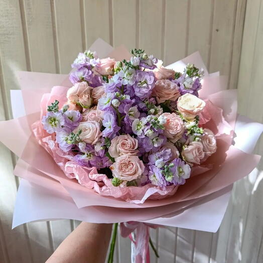 Букет из матиоллы и пионовидных кустовых роз