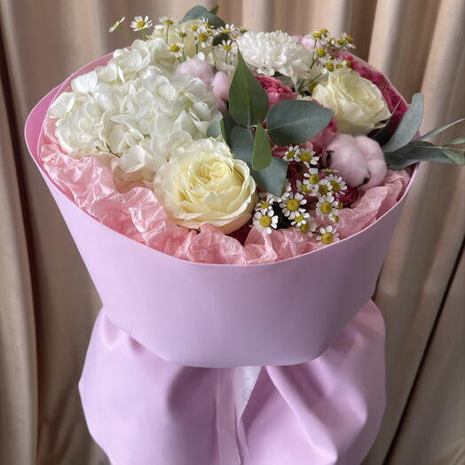 Букет с гортензией, белыми розами, яркой кустовой розой и хризантемой 💕