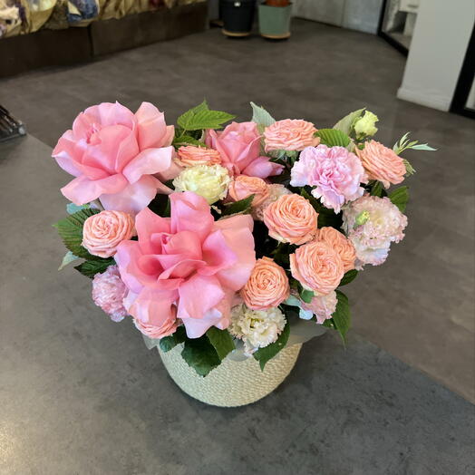 Композиция в плетеной корзине с французскими розами «Нежный Вайб» 🌸