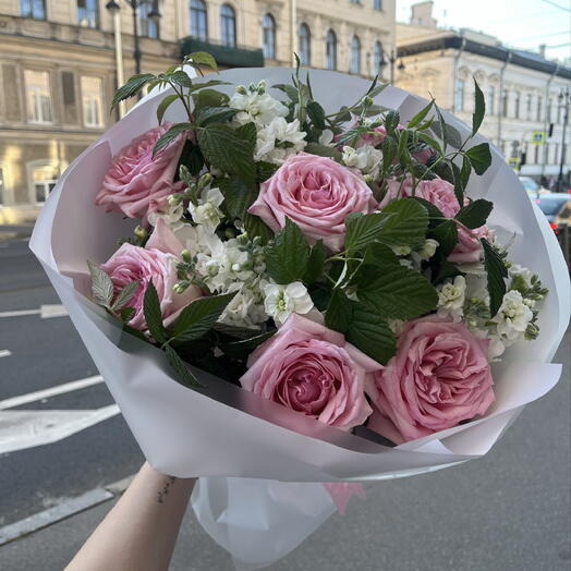 Букет пионовидные розы и маттиола