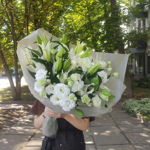 Букет с лилиями