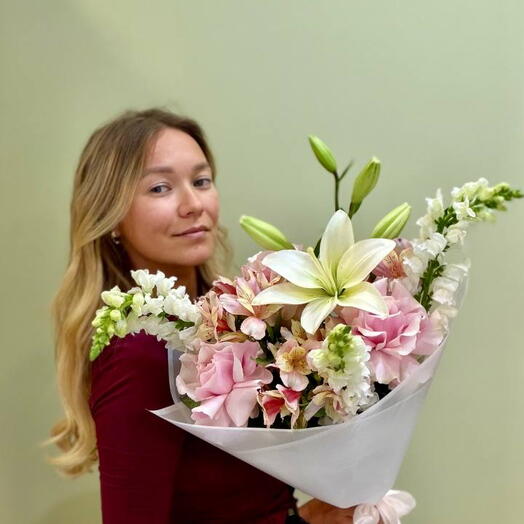 Букет из белой лилии 1 шт. Розовых альстромери 3 шт, белого львиного зева 3 шт