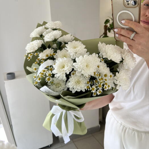 Букет из белых хризантем и ромашек