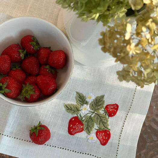 Набор льняных сервировочных салфеток с вышивкой Клубника