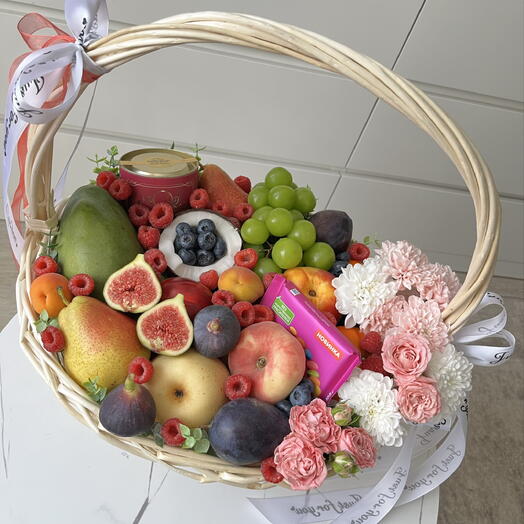Фруктовая корзина с цветами, чаем и шоколадом