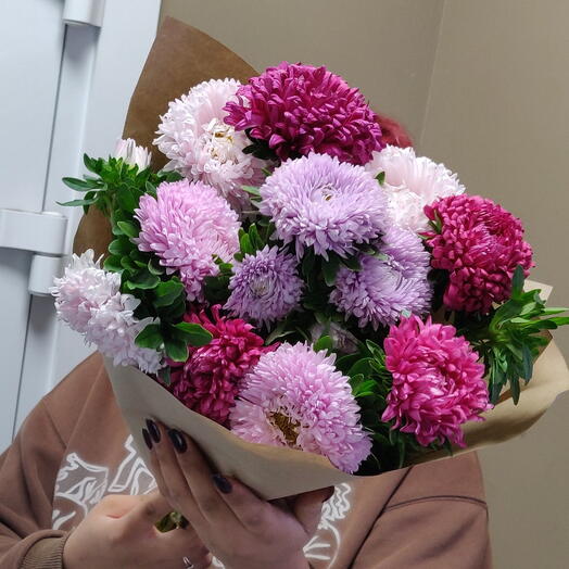 Букет астр в крафте