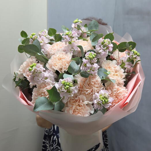 Букет из маттиолы,  диантуса,  эвкалипта