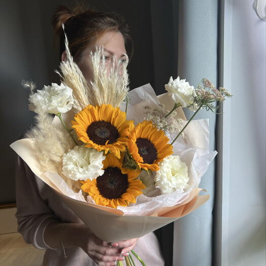 Букет с подсолнухом и эустомой