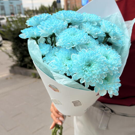 Букет с голубой хризантемой