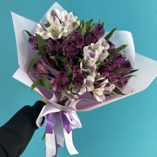 Фиолетовые и белые альстромерии 💜