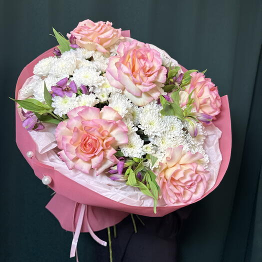Розы и хризантемы большой букет
