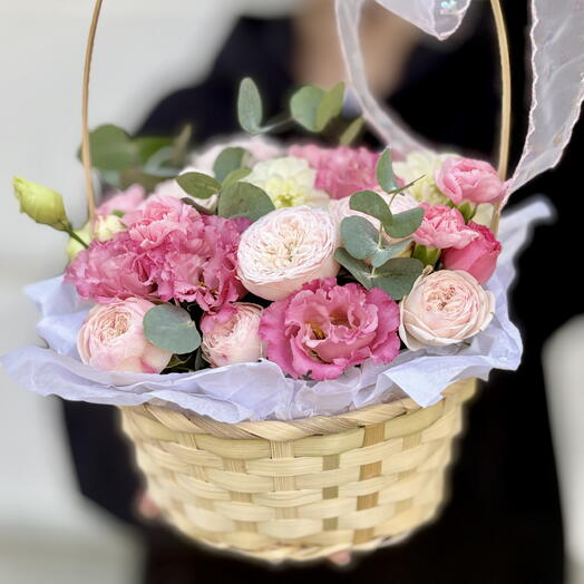 Композиция «Розовая мечта» — розы, эустома и гвоздики 🌸🧺
