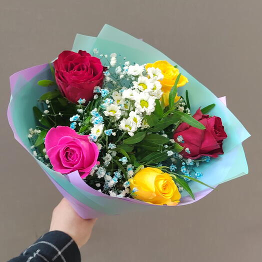 Букет с мелкоголовой розой, сантини и гипсофила