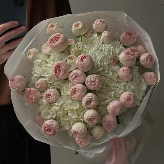Дуо-букет с гортензиями и кустовыми розами
