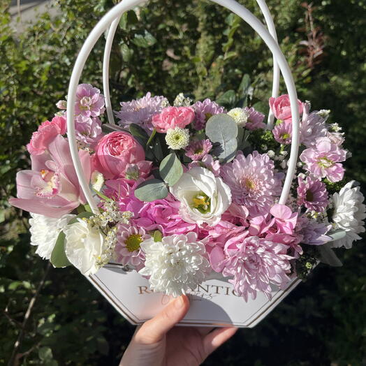 Нежный композиция из орхидея, сантини,  гортензия,  эустома, лимониум