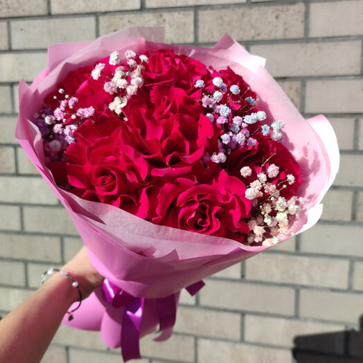 Букет из 7 малиновых роз и радужной гипсофилы