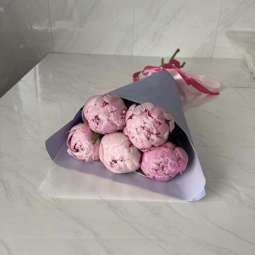 Розовые пионы, букет нежных пионов