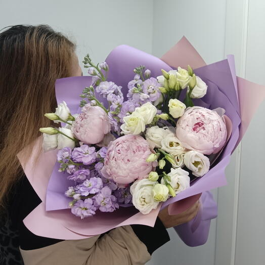 Авторский букет пион, маттиола, эустома