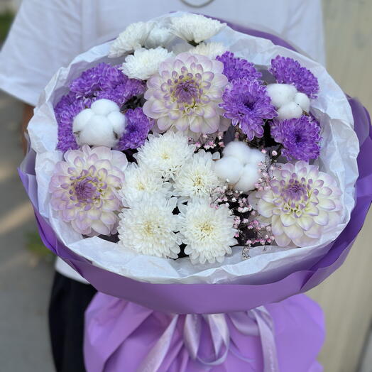 «Лунная сирень💜» букет собран георгин, кустовой хризантемы и хлопка