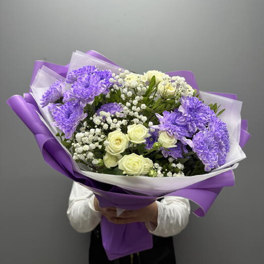 Букет яркий фиолетовой хризантемы и белой кустовой розы милки вей 💜