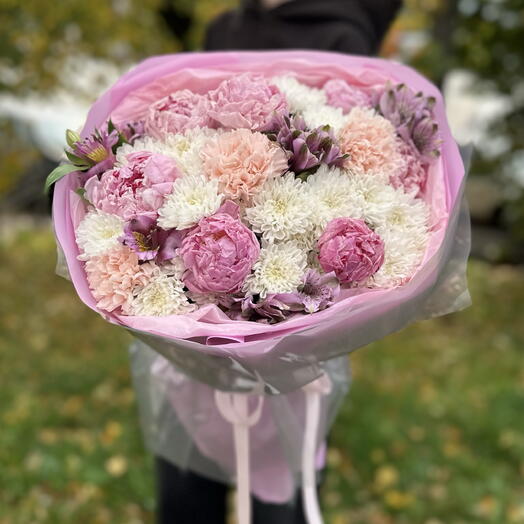 Сборный букет с пионами в нежной упаковке