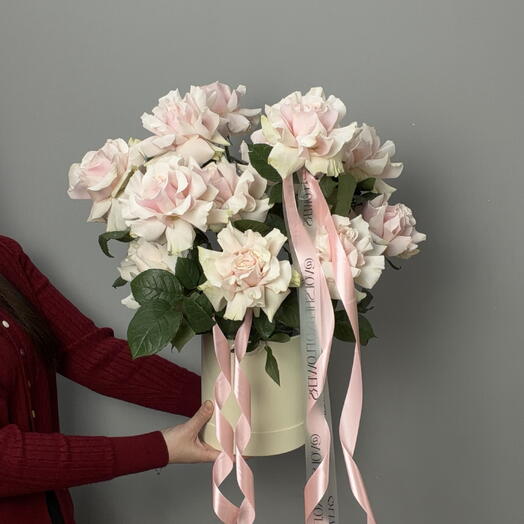 Розовые розы в шляпной коробке