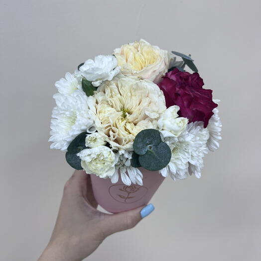 Композиция в стаканчике с розами