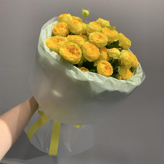 Букет из жёлтых кустовых роз