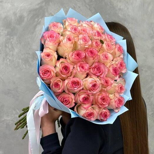 Шикарный монобукет из 35 розовых роз в элегантной упаковке