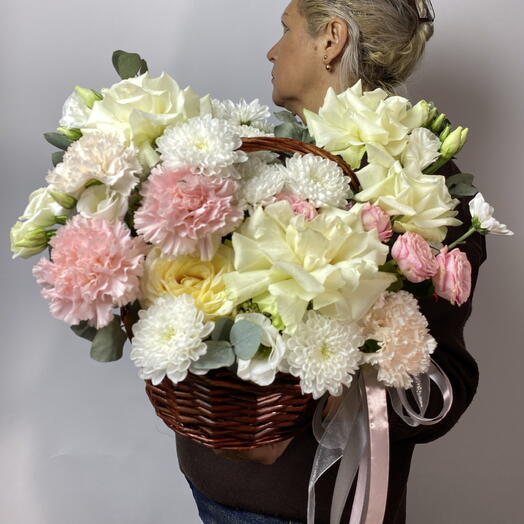 Корзина с французскими розами и диантусами
