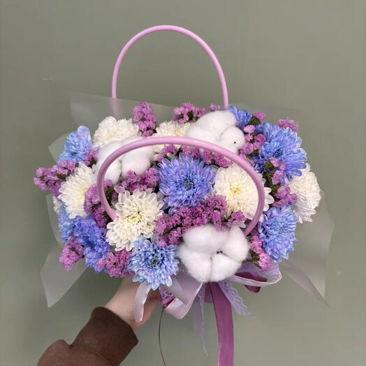 Композиция из хризантем, статицы и хлопка