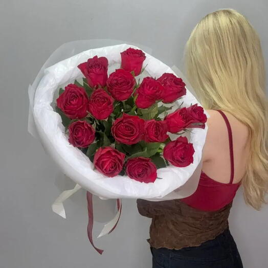Монобукет из 15 алых роз «Вспышка любви»