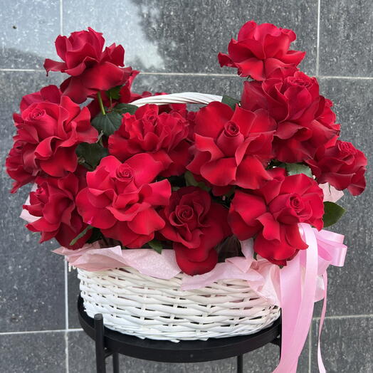 Корзина из 25 красных французских роз