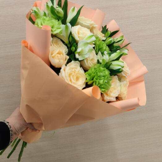 Букет кремовых роз и альстромерий ♥️