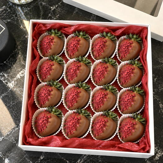 Клубника в шоколаде «LOVE» 16-20 ягод