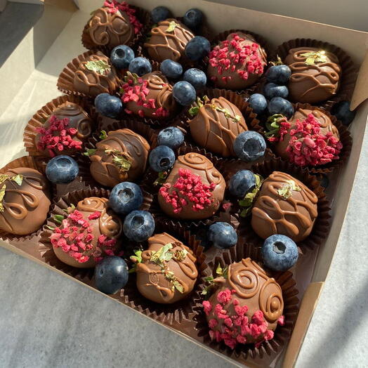 Клубника в бельгийском шоколаде 16 шт с голубикой