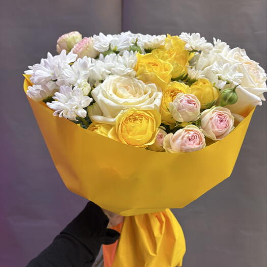 Букет с желтой кустовой розой и розой канделайт 🌸