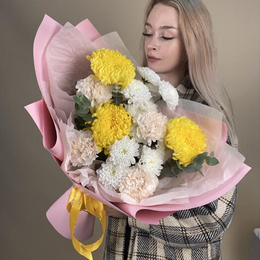 Сборный яркий букет с хризантемой бигуди, эвкалиптом, диантусами, кустовой хризантемой