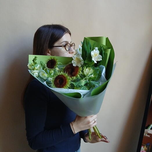 Букет с подсолнухами и брассикой