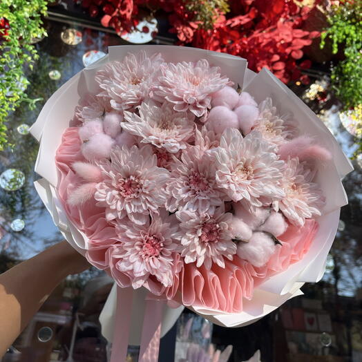 Авторский букет с розовой хризантемой,хлопком и лагурусом💞