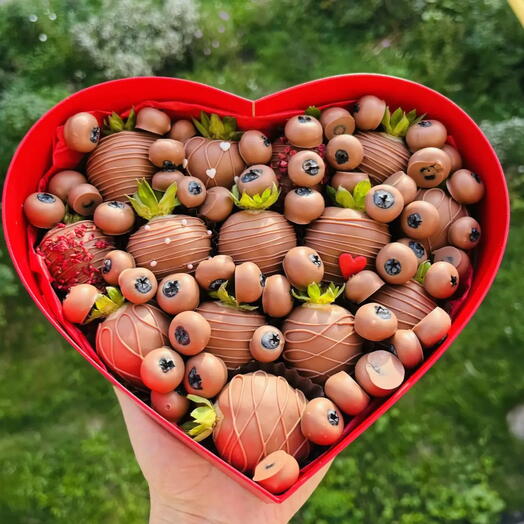 Клубника в шоколаде черный лес