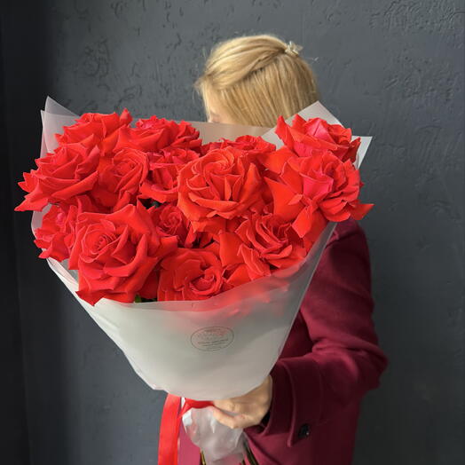 Букет из 15 французских роз в стильной упаковке «Любовь»