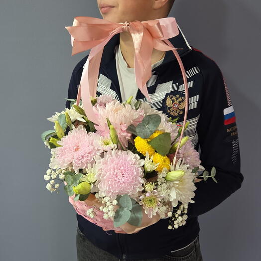 Корзина со свежими цветами